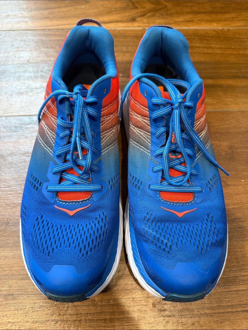 Men's Hoka Clifton 6 running shoes in immaculate, near-new condition